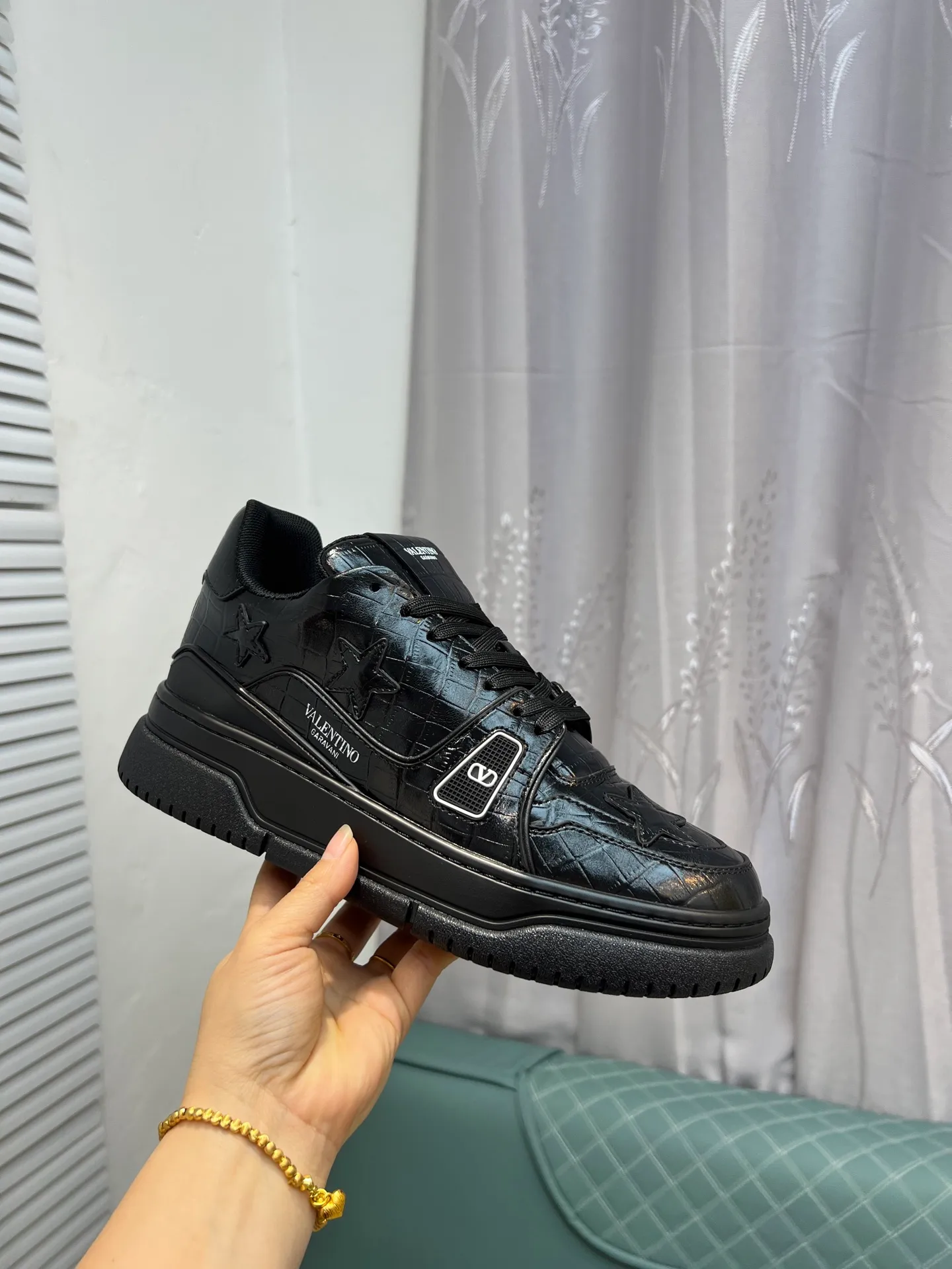 Men's Men's Shoes 💰660 Valentino 2023 early autumn new star shoes are now online! Wang Hedi and Ren Jialun have been worn by many celebrities. Who can refuse the same couple shoes as Wang Hedi! The design of Stars Stab My Heart is cool and spicy. The material of the shoes is cowhide, and every color is beautiful! Size 35-40, men’s size 39-44 (women’s 41, men’s 38, 45🉑️customized)